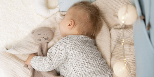 Child sleeping with the doudou - what is the doudou for? How do you use it? Discover everything about doudous!