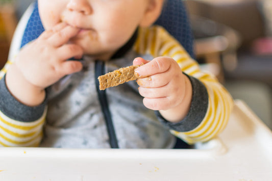Baby eating alone (BLW)