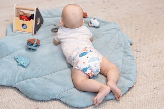 Tummy Time is a playtime during which the newborn spends time on their tummy, performing exercises through auditory stimuli and proximity to objects, which promote motor development.