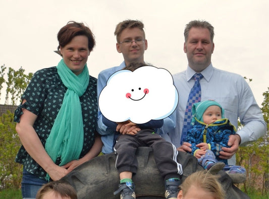 Family row: Mom, Dad, and six children