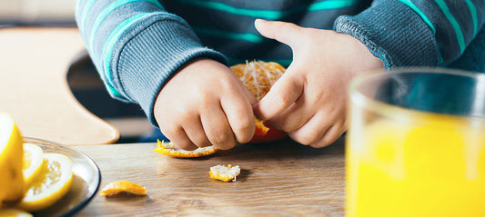 Child peeling a clementine
