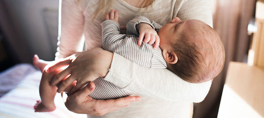 Aviation grip and co. – How to hold your baby properly